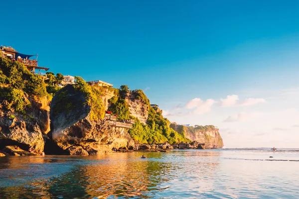 Cielo Azul Océano Acantilado Rocoso Uluwatu Bali Luz Del Atardecer —  Fotos de Stock