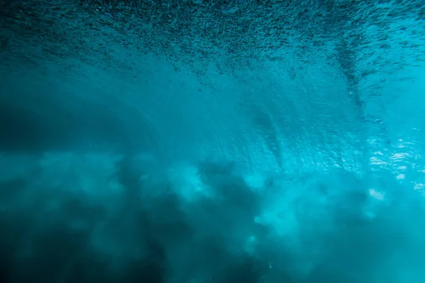 水中波のテクスチャです 海の青色バレル ウェーブ — ストック写真