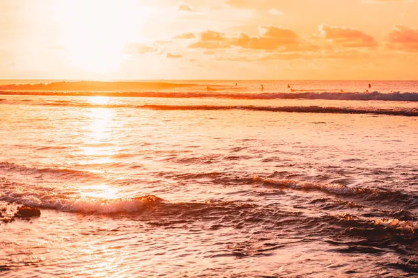 Warme Zonsondergang Zonsopgang Met Oceaan Golven Surfers — Stockfoto