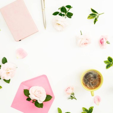 Gül, kağıt zarf, dizüstü bilgisayar ve bir fincan kapuçino beyaz arka plan ile Sevgililer günü kompozisyon. Düz yatıyordu, en iyi görünüm. Kopya alanı ile çerçeve