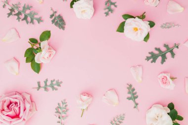 Pastel pembe pembe ve beyaz gül ile yapılmış çerçeve çiçek bırakır. Düz yatıyordu, en iyi görünümü.