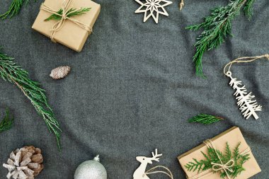 Yeni yıl kış kare kavramı. Yaprak dökmeyen ağaç dalları ve hediye kutuları bez arka plan üzerinde Noel vintage süslemeleri. Düz yatıyordu, en iyi görünümü.