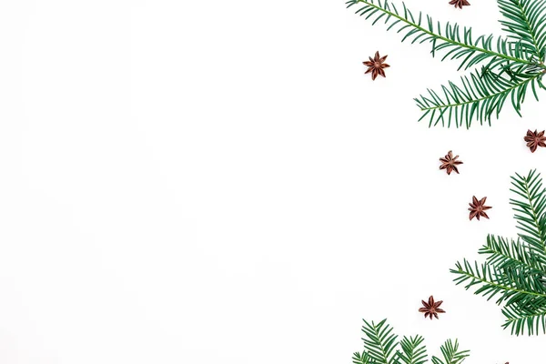 圣诞节节日概念冬天冷杉分支与在白色背景 假日背景 平面布局 顶部视图 — 图库照片