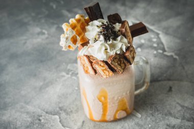 Damlayan sos, krema, gözleme ve şeker ile çikolatalı milkshake