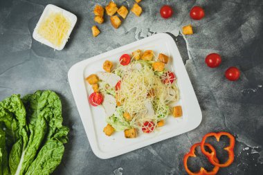 Lezzetli salata taze sebze, peynir ve balık. Lezzetli yemekler. Üstten görünüm