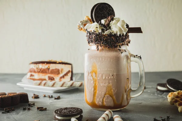 Milkshake Chocolat Avec Sauce Goutte Goutte Crème Biscuits Cacao Gâteau — Photo