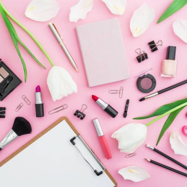 Güzellik kadın blogger kompozisyon Pano, çiçek, kozmetik ve aksesuar pembe bir arka plan üzerinde. Üstten görünüm. Düz yatıyordu.