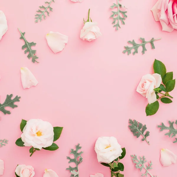 Цветочная Рамка Розовых Белых Цветов Роз Листьями Розовом Фоне Плоский — стоковое фото