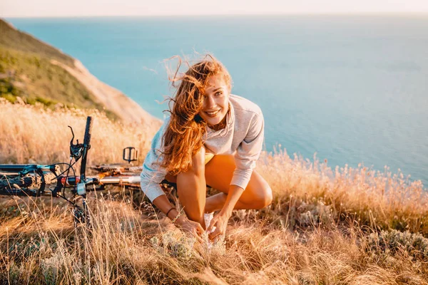 Bisiklet doğa olan sportif kadın.