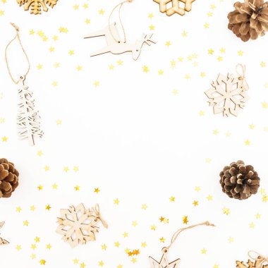 Noel desen ahşap ağaç beyaz dekorasyon, kar taneleri ve çam koniler ile. Düz yatıyordu, en iyi görünüm. Kış çerçeve şenlikli.