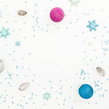 Yeni yıl Noel topları ve beyaz arka plan üzerinde pembe konfeti kompozisyonu. Düz yatıyordu, en iyi görünümü