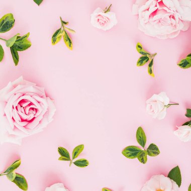 Gül ve pembe bir arka plan üzerinde yaprak çerçeve çiçek kompozisyon. Düz yatıyordu, en iyi görünüm. Sevgililer günü