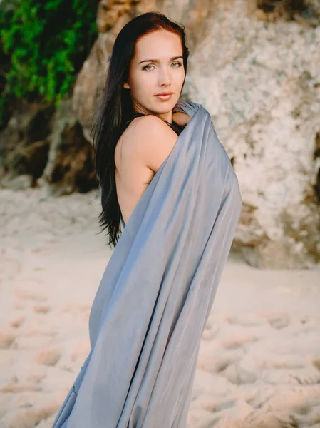 Mulher Posando Vestido Azul Elegante Praia Pôr Sol Nascer Sol — Fotografia de Stock