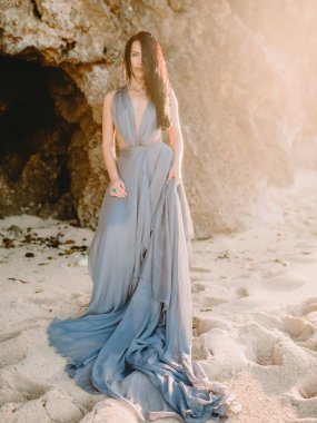 Gelin Gelinlik Beach gündoğumu veya günbatımı renkleri, poz. Düğün tarzı.