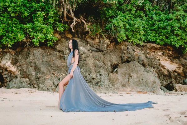 Красива Жінка Позує Стильній Блакитній Сукні Пляжі Модна Жінка — стокове фото