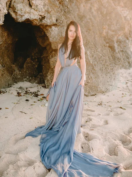 Красива Жінка Стильній Блакитній Сукні Пляжі Модний Вигляд — стокове фото