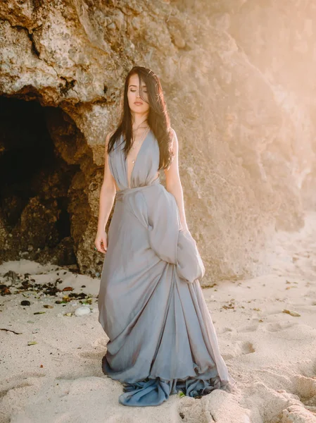 Jeune Femme Dans Des Vêtements Bleus Élégants Plage Femme Mode — Photo