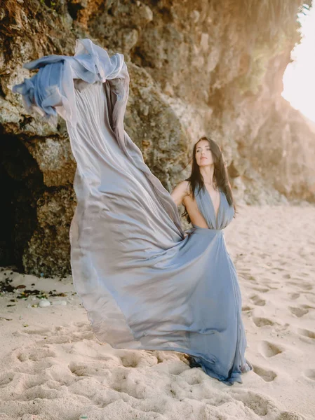 Jeune Femme Posant Dans Une Robe Bleue Élégante Plage Coucher — Photo
