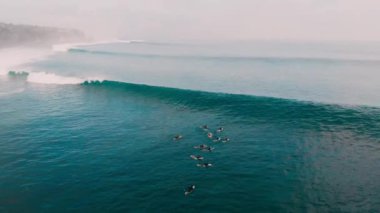 Havadan görünümü varil dalga okyanus ve hizalamak, sörfçü. Dalgalar ve sörf