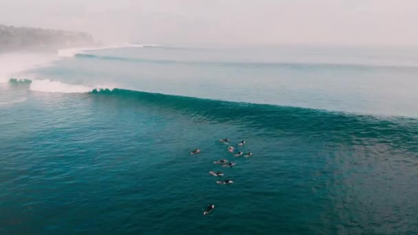 Vista Aérea Onda Barril Oceano Surfistas Fila Ondas Surf — Vídeo de Stock