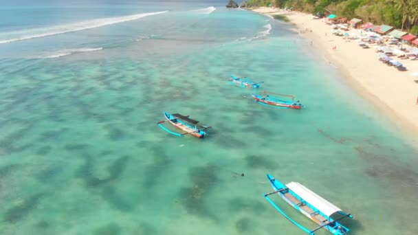 Trópusi Beach Türkizkék Óceán Víz Hagyományos Hajók Balin Légifelvételek — Stock videók