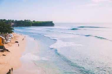 Bali, tropikal plaj ve okyanus dalgaları Endonezya sörf için mavi büyük dalgalar