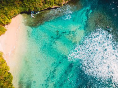 Kristal turkuaz okyanus su ile tropikal Beach havadan görünümü