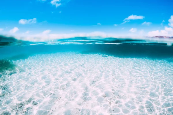 水中で熱帯の海 水の青と白砂の楽園の島で — ストック写真