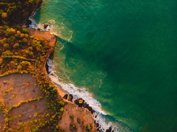 Vista Aérea Costa Rocosa Con Olas Oceánicas Cálida Puesta Sol — Foto de Stock