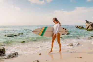 Sörfçü okyanus sörf için olacak surfboard ile. Çekici sörfçü kız.