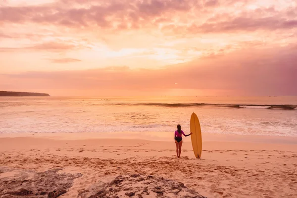 Девушка Серфер Доской Серфинга Пляже Серфингистка Цветами Заката Восхода Солнца — стоковое фото
