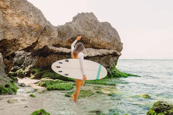Çekici sörf kadın okyanus sörf için olacak surfboard ile. Güzel sportif kadın.