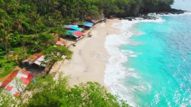 Avuç içi, Turkuaz okyanus ve dalgalar, tropikal beach paradise Island havadan görünümü