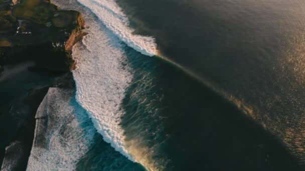 Widok Lotu Ptaka Falami Oceanu Plaża Fale Zachodzie Słońca — Wideo stockowe