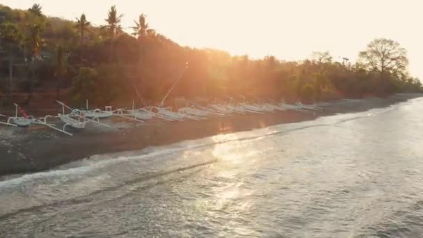 Okyanus Balıkçı Tekneleri Sıcak Günbatımı Veya Gündoğumu Ile Plaj Havadan — Stok video