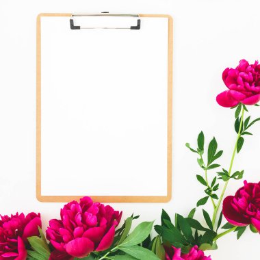 Çerçeve peonies çiçek ve clipboard ile kopya alanı beyaz arka plan üzerinde. Düz yatıyordu, en iyi görünümü