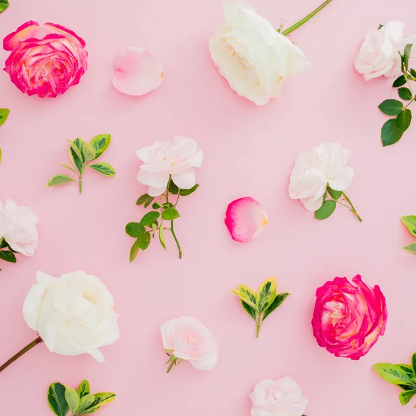 花卉图案组成与白色和红色玫瑰花和叶子在粉红色的背景 平面布局 顶部视图 — 图库照片