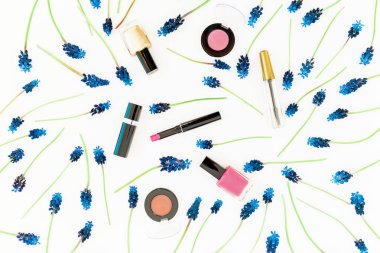Mavi bahar çiçekleri ve beyaz arka plan üzerinde kadınsı kozmetik. Düz yatıyordu, en iyi görünüm. Bahar arka plan.