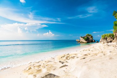 Mavi okyanus ve tropik ada mavi gökyüzünde tropikal plaj