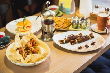 Krep tatlılar ve tabloda çay. Lezzetli yemekler ile tablo.