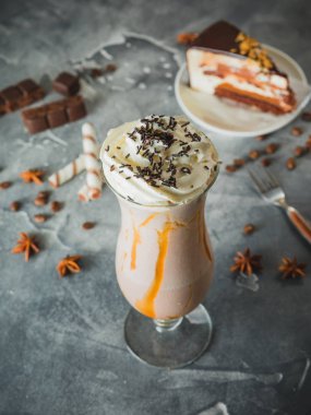 Çikolatalı milkshake içkiyle krema, çikolata ve kek.