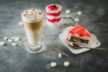 Tatlı milkshake içmek ve tatlılar. Milkshake ve kek.