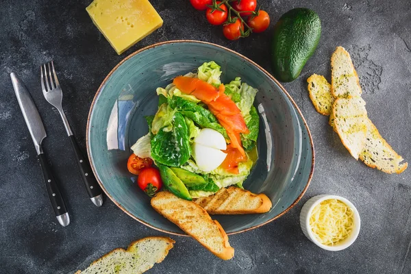 Gustosa Insalata Con Uova Pesce Salmone Avocado Pomodori Toast Alla — Foto Stock