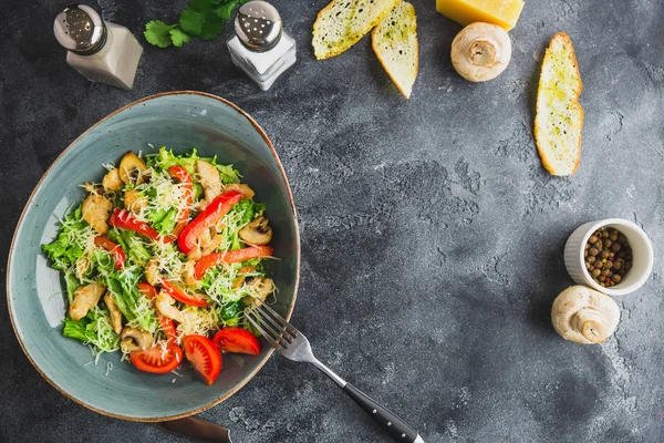 Mantar Peynir Salata Bir Tabak Içinde Biber Vejetaryen Salatası Düz — Stok fotoğraf