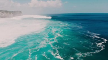 Bali büyük fırtınalı dalgalar ile mavi okyanus, havadan görünümü