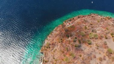 Tropik ada turkuaz okyanus su ile havadan görünümü