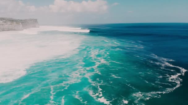 Πανοραμική Θέα Στο Μπλε Του Ωκεανού Μεγάλα Κύματα Θυελλώδη Στο — Αρχείο Βίντεο
