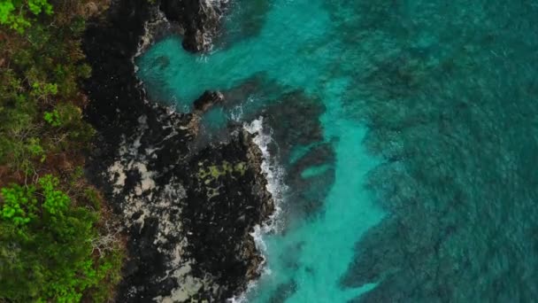 Vista Aérea Del Océano Azul Rocas Negras Los Trópicos — Vídeos de Stock