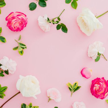 Pembe bir arka plan üzerinde beyaz ve kırmızı güller ile çiçek kompozisyon. Düz yatıyordu, en iyi görünümü.