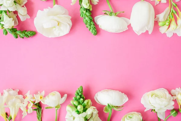 Цветочная Рамка Белых Весенних Цветов Розовом Фоне Плоский Вид Сверху — стоковое фото